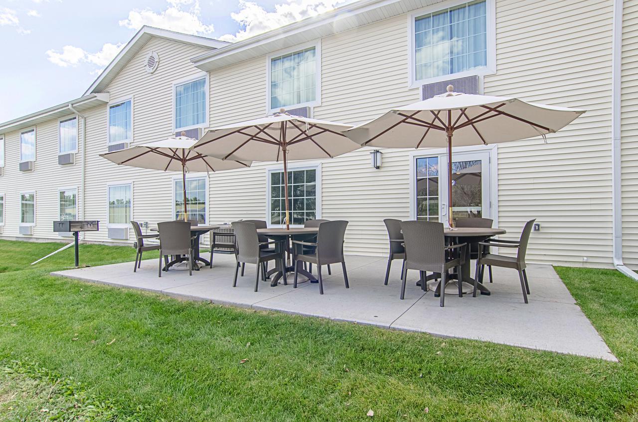 Cobblestone Inn & Suites - Гернси Екстериор снимка